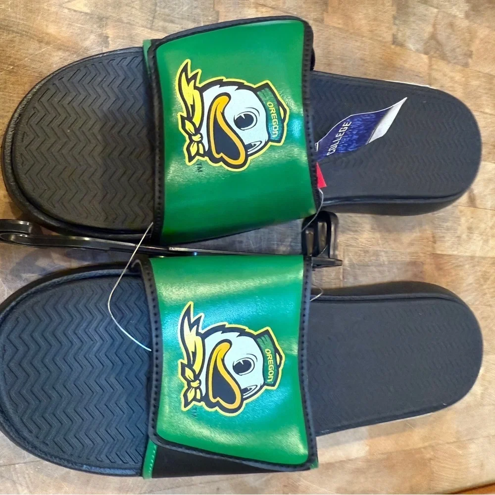 Oregon Ducks Men’s Sz 11/12 Slide Sandals Slip On Green and Black Brand New